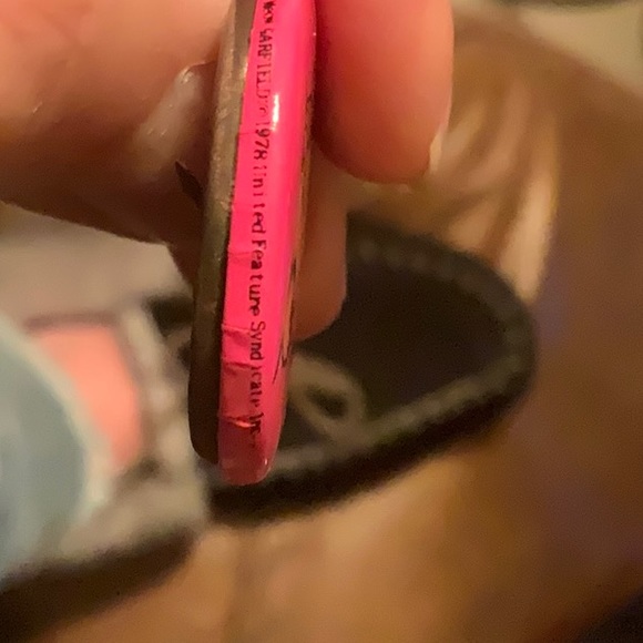 2 Novelty Button Pins & 1 Mini Garfield - Picture 11 of 16